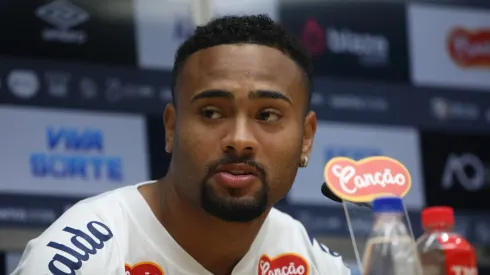 Wendel Silva durante sua apresentação oficial como jogador do Santos em coletiva de imprensa realizada na Vila Belmiro.
