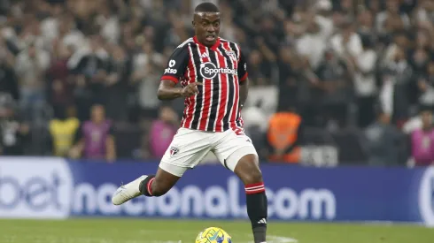SAO PAULO, BRAZIL - JULY 25: Jhegson Mendez of Sao Paulo kicks the ball during a semifinal first leg match between Corinthians and Sao Paulo as part of Copa do Brasil 2023 at Neo Quimica Arena on July 25, 2023 in Sao Paulo, Brazil. (Photo by Miguel Schincariol/Getty Images)