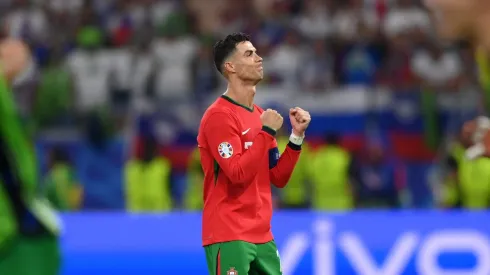 Cristiano Ronaldo comemora classificação após penalidades contra a Eslovênia. (Photo by Justin Setterfield/Getty Images)