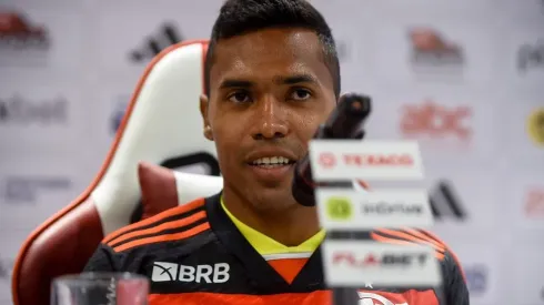 Alex Sandro em sua apresentação pelo Flamengo, no dia 05/09/2024. Foto: Marcelo Cortes/CRF