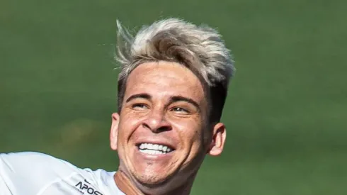 Soteldo comemorando gol pelo Peixe. Atacante não volta ao clube em 2025.