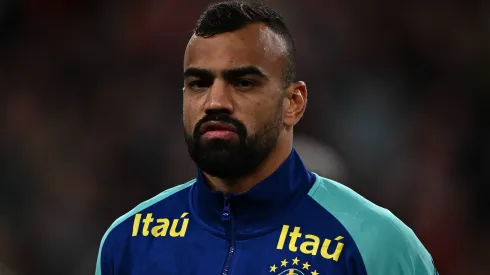 Fabrício Bruno servindo a Seleção Brasileira em amistoso contra a Inglaterra.