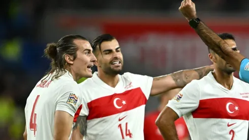 Jogadores da Turquia contestam a arbitragem em partida da Nations League. (Photo by Dan Mullan/Getty Images)