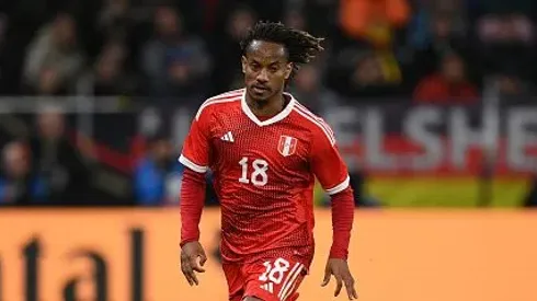 André Carrillo, do Peru, em ação durante um amistoso entre a Alemanha na MEWA Arena, em 25 de março de 2023, em Mainz, Alemanha