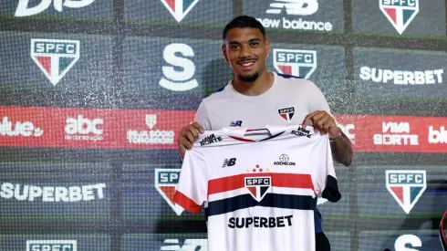 Ruan Tressoldi, durante coletiva do São Paulo segurando a camissa 22, no qual ainda usará em campo