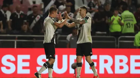 Guilherme Estrella do Vasco da Gama comemora com o companheiro de equipe Pablo Vegetti após marcar o segundo gol da equipe durante a partida contra o São Paulo pelo Brasileirao 2024- Estádio São Januário