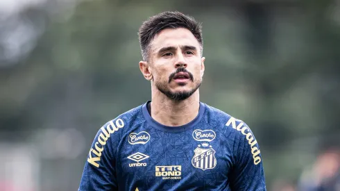 Willian Bigode treina no CT Rei Pelé - Fotos: Raul Baretta/ Santos FC.