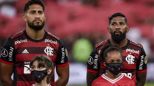 Pablo ao lado de Rodinei, em uma partida de 2022, na Libertadores –
Foto: Marcelo Cortes / Flamengo