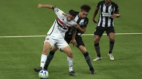 RIO DE JANEIRO, BRAZIL - APRIL 15: Calleri of Sao Paulo competes for the ball with Adryelson (C) and Daniel Borges of Botafogo during a match between Botafogo and São Paulo as part of Brasileirao 2023 at Estadio Olímpico Nilton Santos on April 15, 2023 in Rio de Janeiro, Brazil. (Photo by Buda Mendes/Getty Images)