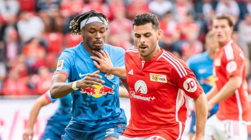 Mohamed Simakan do RB Leipzig em dividida com Kevin Volland jogador do Union Berlim. (Photo by Luciano Lima/Getty Images)