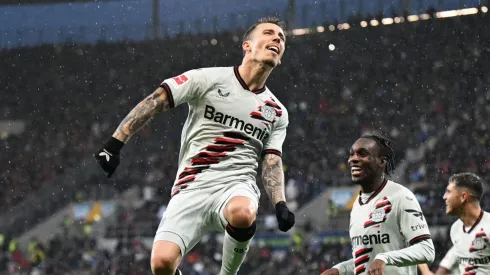 Alejandro Grimaldo comemora seu gol pelo Bayer Leverkusen em partida diante do Hoffenheim. (Photo by Markus Gilliar/Getty Images)