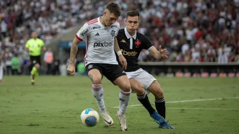Lucas Piton jogador do Vasco disputa lance com Varela jogador do Flamengo durante partida no estadio Maracana pelo campeonato Brasileiro A 2024.