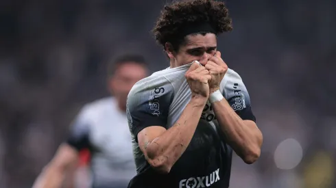 André Ramalho comemorando o gol contra o Juventude