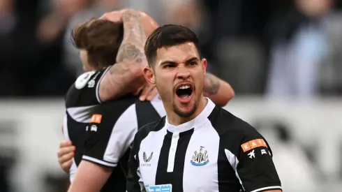 Bruno Guimarães comemora gol em partida diante do Newcastle United diante do Wolverhampton. (Photo by Stu Forster/Getty Images)