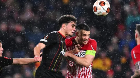 Maximilian Eggestein do Freiburg disputa bola com Neil El Aynaoui do Lens. (Photo by Oliver Hardt/Getty Images)