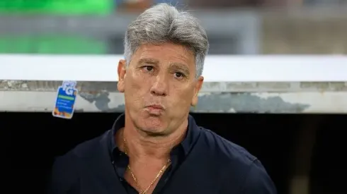 Renato Gaucho, técnico do Gremio, assiste ao jogo contra o Flamengo pelo Brasileirao 2024, no Estádio do Maracanã