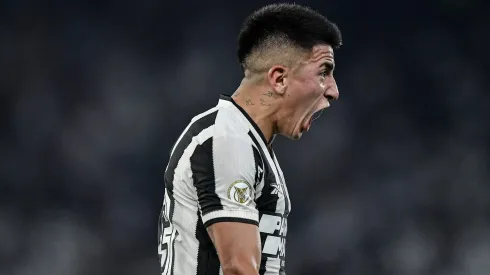 Thiago Almada deita e rola em Botafogo x Corinthians