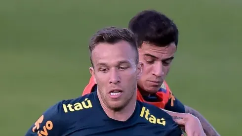 Arthur durante treino da Seleção Brasileira. Meio-campista é descartado no Imortal.