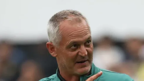 Lisca durante partida contra o Peixe na Vila Belmiro.