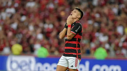 Atacante atuou poucos minutos antes de sentir a lesão