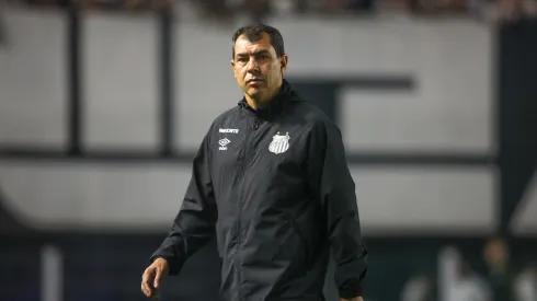 Treinador durante a partida com a Ponte Preta