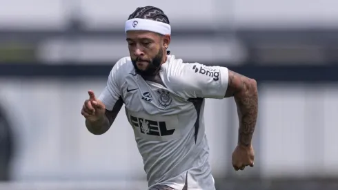 Memphis Depay, jogador do Corinthians treinando em preparação para a estreia.