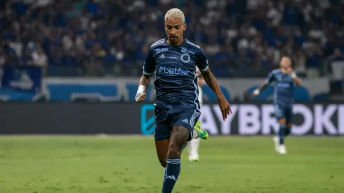 Meio-campista durante partida contra o Tricolor Paulista