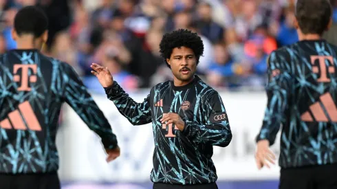 Serge Gnabry pelo Bayern de Munique antes de partida diante do Holstein Kiel. (Photo by Stuart Franklin/Getty Images)