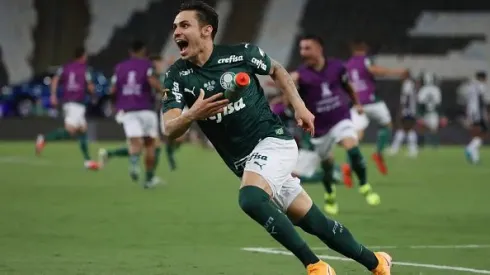 Raphael Veiga, do Palmeiras, comemora após a final da Copa CONMEBOL Libertadores 2020 contra o Santos, no Estádio do Maracanã no Rio de Janeiro