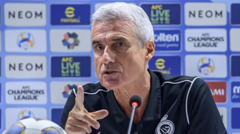 Luis Castro em coletiva de imprensa pelo Al Nassr, no dia 06/11/2023. Foto: Noushad Thekkayil