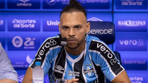 Braithwaite demonstra irritação por sair durante os jogos do Grêmio