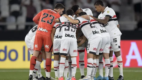 Jogadores do Sao Paulo antes da partida contra o Botafogo no estadio Engenhao pelo campeonato Copa Libertadores 2024.