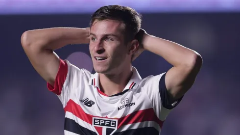 SP - SAO PAULO - 17/07/2024 - BRASILEIRO A 2024, SAO PAULO X GREMIO - Giuliano Galoppo jogador do Sao Paulo lamenta durante partida contra o Gremio no estadio Morumbi pelo campeonato Brasileiro A 2024. Foto: Ettore Chiereguini/AGIF