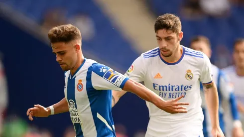 Federico Valverde marca Oscar Melendo em partida entre Real Madrid e Espanyol. (Photo by David Ramos/Getty Images)