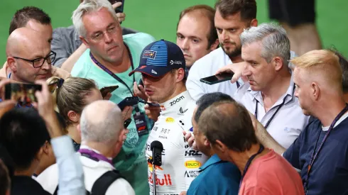 Verstappen cercado de jornalistas no Marina Bay