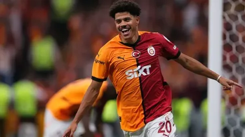 Gabriel Sara, do Galatasaray comemora o terceiro golo da sua equipa durante a grande partida turca entre o Galatasaray e o Rizespor no Rams Park Stadium