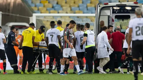 Nonato, jogador do Santos, é retirado de ambulância do Maracanã após choque com Marçal, do Botafogo