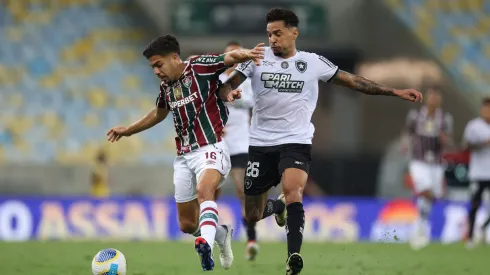 RIO DE JANEIRO, BRAZIL - SEPTEMBER 21: Nonato (L) of Fluminense and Gregore of Botafogo fight for the ball during a Brasileirao 2024 match between Fluminense and Botafogo at Maracana Stadium on September 21, 2024 in Rio de Janeiro, Brazil. (Photo by Lucas Figueiredo/Getty Images)