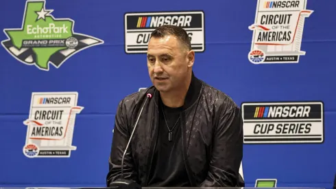 Steve Sarkisian, técnico da Universidade do Texas, fala aos meios de comunicação antes do NASCAR, Motorsport, USA