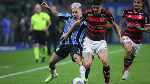 Soteldo jogador do Gremio disputa lance com Ayrton Lucas jogador do Flamengo durante partida no estadio Arena do Gremio pelo campeonato Brasileiro A 2024.