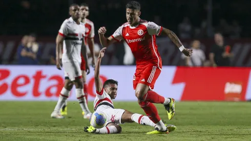 SAO PAULO, BRAZIL - SEPTEMBER 22: Nestor of Sao Paulo fights for the ball with Romulo of Internacional during the Brasileirao 2024 match between Sao Paulo and Internacional at MorumBIS on September 22, 2024 in Sao Paulo, Brazil. (Photo by Ricardo Moreira/Getty Images)