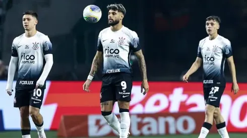 Rodrigo Garro, Yuri Alberto e Breno Bidon do Corinthians assistem a uma partida entre o Palmeiras e o Corinthians como parte da Brasileirao Serie A 2024 no Allianz Parque