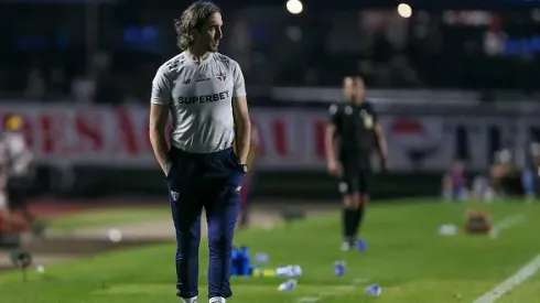 Luis Zubeldia, técnico do São Paulo, assiste ao jogo de 2024 contra o Internacional no MorumBIS