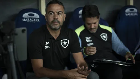 RJ - RIO DE JANEIRO - 21/09/2024 - BRASILEIRO A 2024, FLUMINENSE X BOTAFOGO - Artur Jorge tecnico do Botafogo durante partida contra o Fluminense no estadio Maracana pelo campeonato Brasileiro A 2024. Foto: Jorge Rodrigues/AGIF
