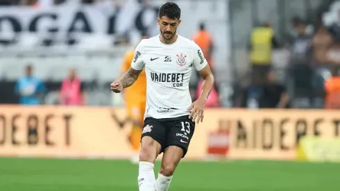 Gustavo Henrique do Corinthians controla a bola durante uma partida entre o Corinthians e o Atletico MG como parte da Série A do Brasileirao na Neo Quimica Arena