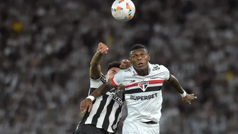 Botafogo e São Paulo durante partida no Nilton Santos, pela Libertadores (Foto: Dhavid Normando/Getty Images)