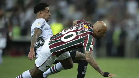 RJ – RIO DE JANEIRO – 21/09/2024 – BRASILEIRO A 2024, FLUMINENSE X BOTAFOGO – Felipe Melo jogador do Fluminense disputa lance com Gregore jogador do Botafogo durante partida no estadio Maracana pelo campeonato Brasileiro A 2024.