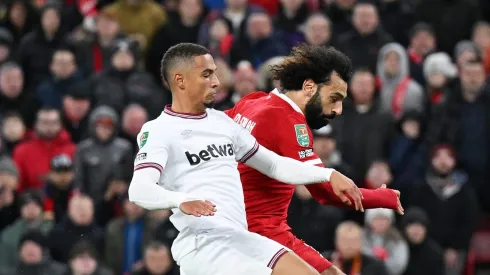 Mohamed Salah divide a bola em partida do Liverpool diante do West Ham. (Photo by Michael Regan/Getty Images)