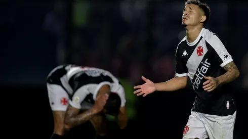 RJ - RIO DE JANEIRO - 03/08/2024 - BRASILEIRO A 2024, VASCO X BRAGANTINO - Adson jogador do Vasco lamenta durante partida contra o Bragantino no estadio Sao Januario pelo campeonato Brasileiro A 2024. Foto: Thiago Ribeiro/AGIF