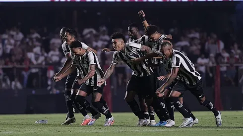 Elenco do Alvinegro comemorando o término da decisão por pênaltis. Foto: Ettore Chiereguini/AGIF